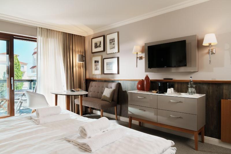 Double Room with Balcony image 3