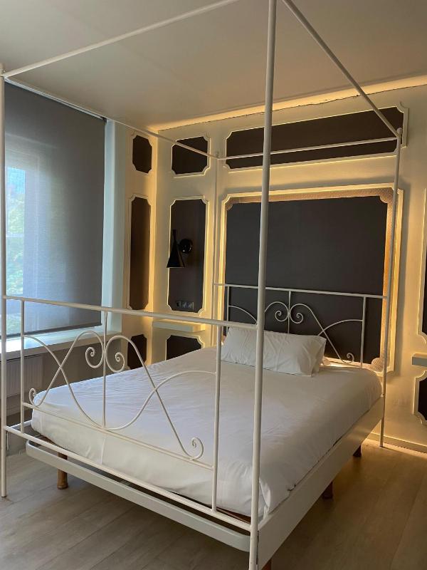 Double Room with Spa Bath image 4