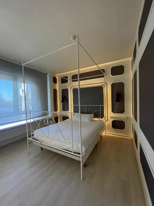 Double Room with Spa Bath image 3