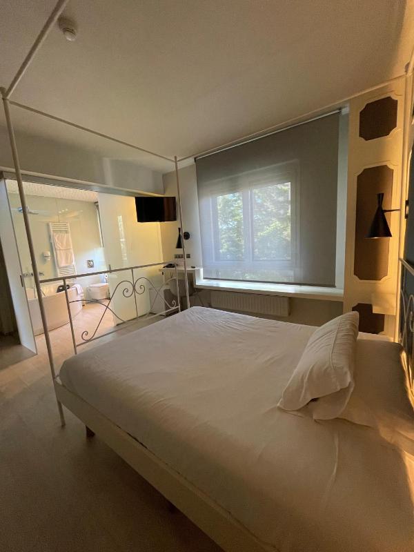 Double Room with Spa Bath image 2