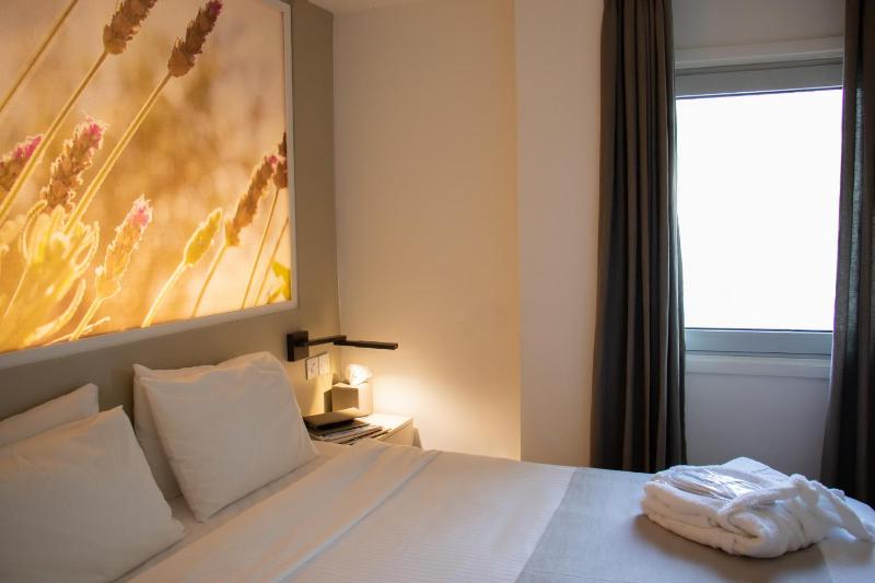 Junior Queen Suite with Sofa image 2