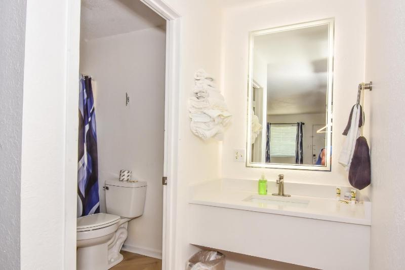 Deluxe Queen Room with Two Queen Beds - Non-Smoking image 2