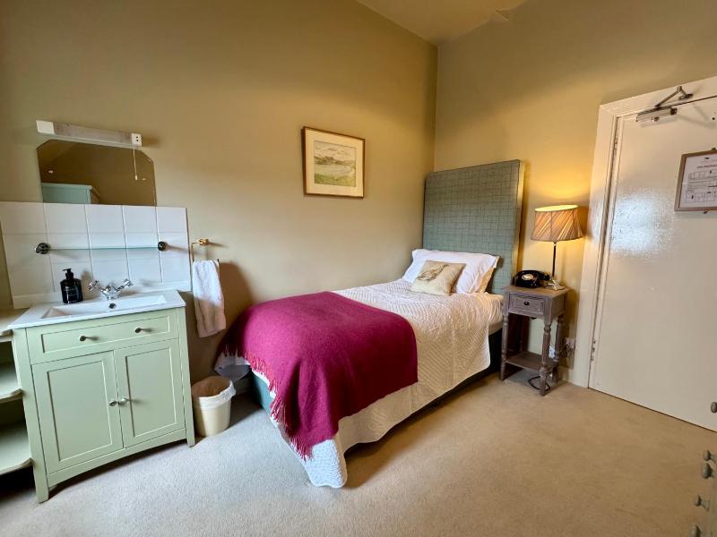 Single Room with Private External Bathroom image 2