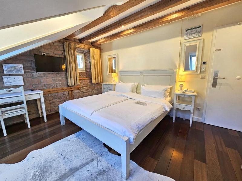 Deluxe Double Room image 3