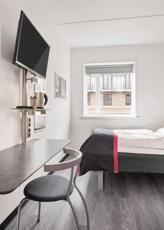 Commodore Room image 3