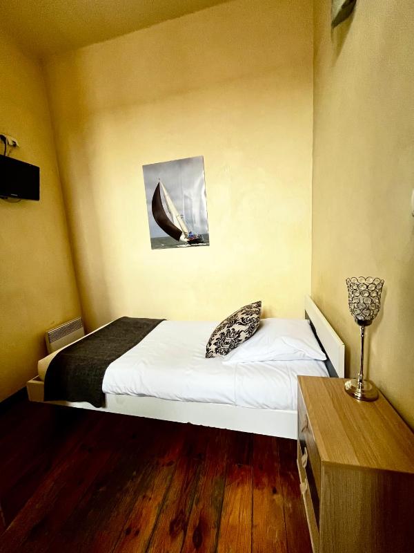 Junior Single Room image 4