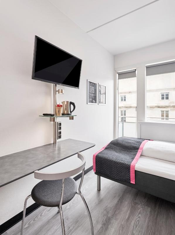 Standard Queen Room image 3