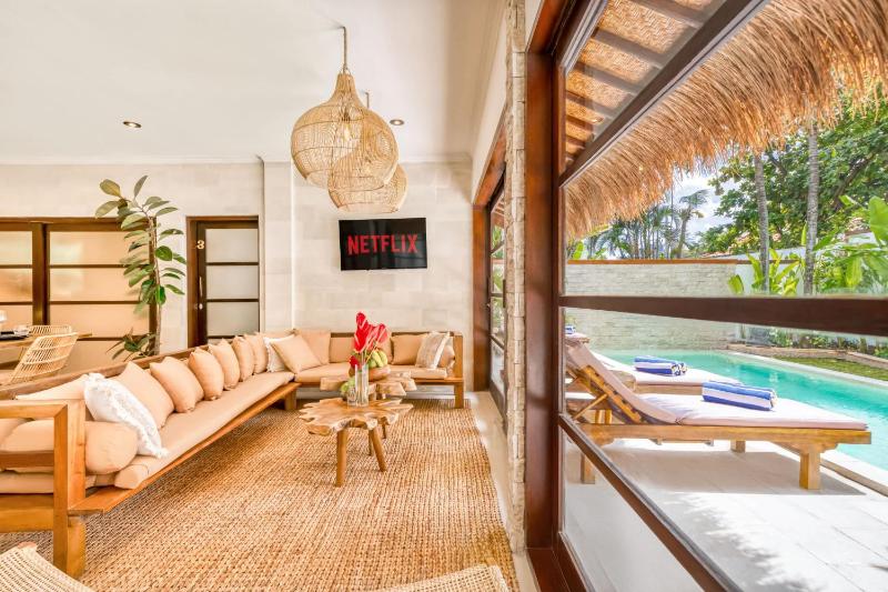 Villa Aurora - Private 6 BDR Villa in Seminyak prime Location Pool & Garden - image 2