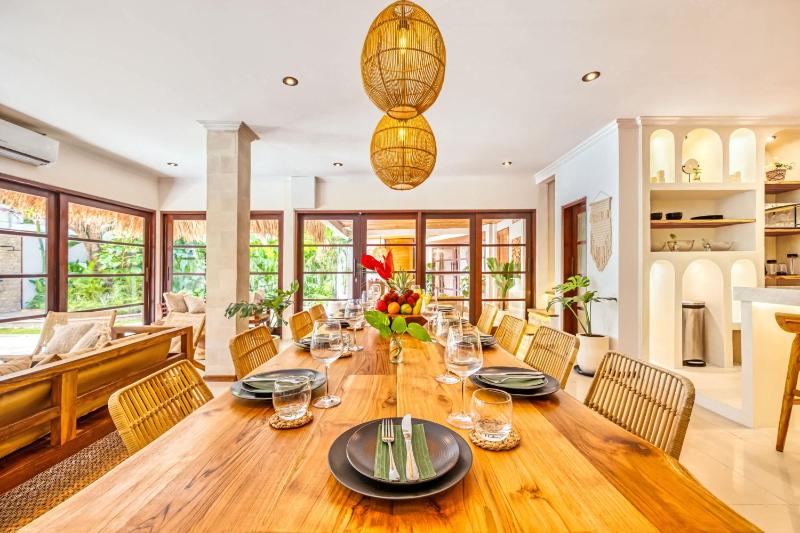 Villa Aurora - Private 6 BDR Villa in Seminyak prime Location Pool & Garden - image 10