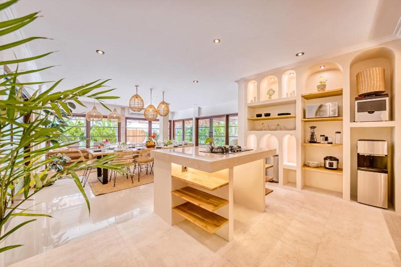 Villa Aurora - Private 6 BDR Villa in Seminyak prime Location Pool & Garden - image 16