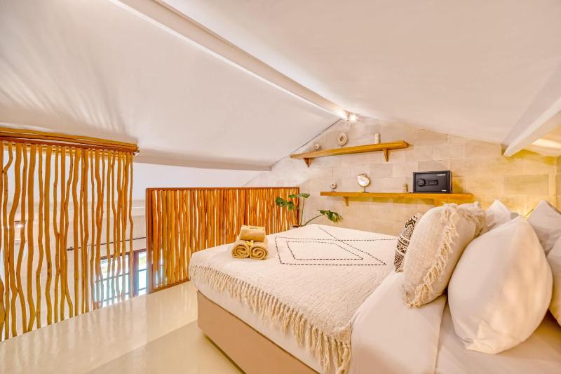 Villa Aurora - Private 6 BDR Villa in Seminyak prime Location Pool & Garden - image 15