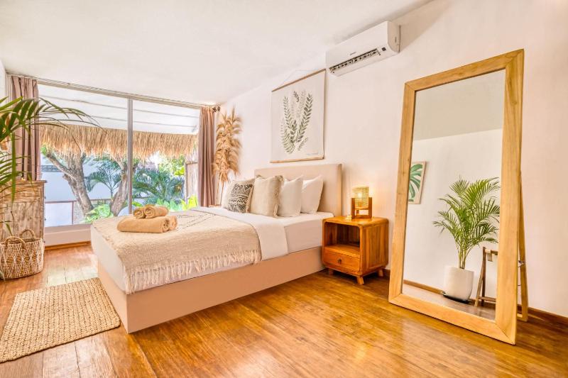 Villa Aurora - Private 6 BDR Villa in Seminyak prime Location Pool & Garden - image 12