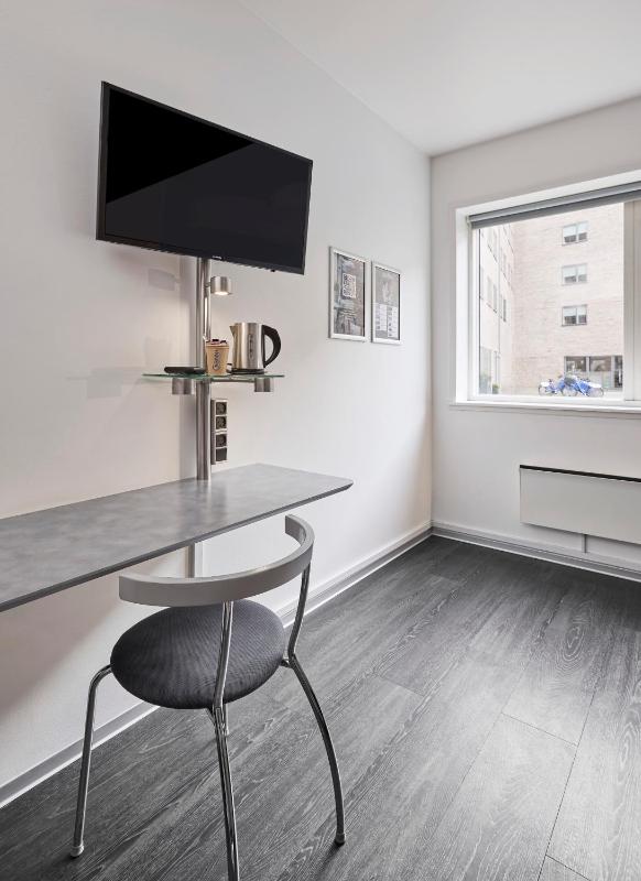 Economy Twin Room image 3