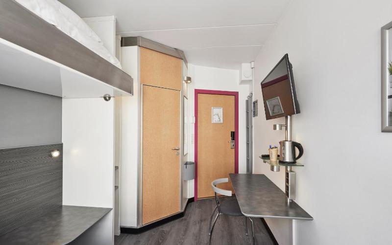 Standard Queen Room image 4