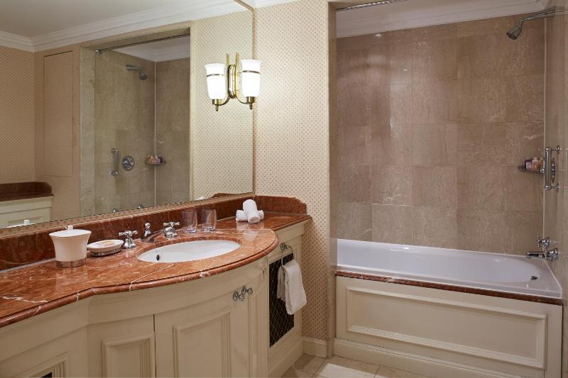 Luxury Three-Bedroom Apartment image 2