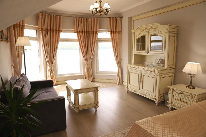 Deluxe Double Room with Lake View image 4