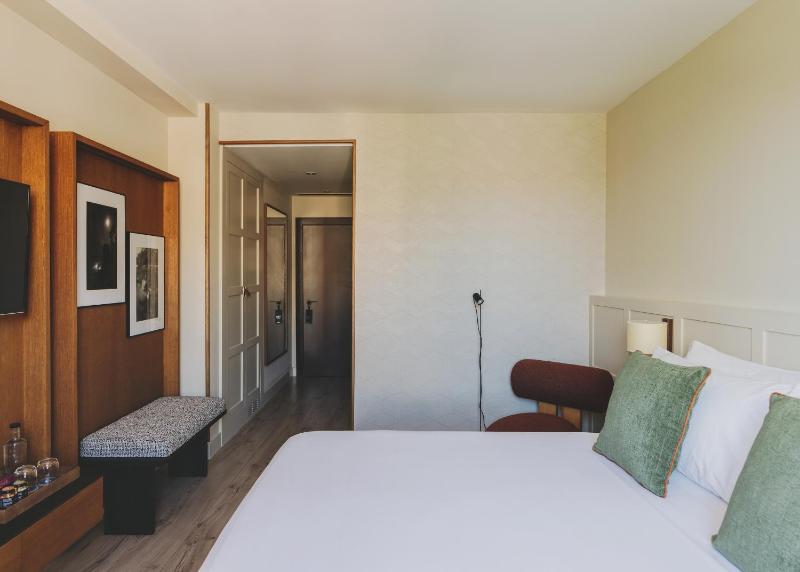 Standard Double Exterior Room image 3