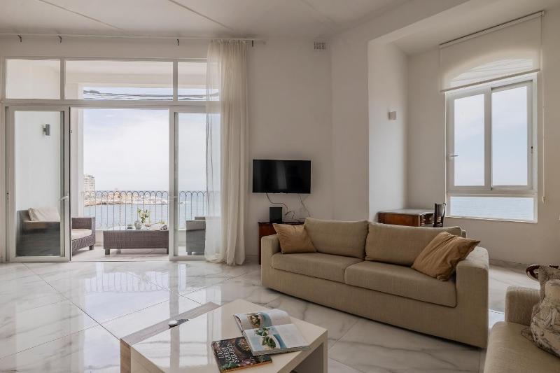 Bright 3BR with Sea Views in Central Sliema by Buena Vista - image 5