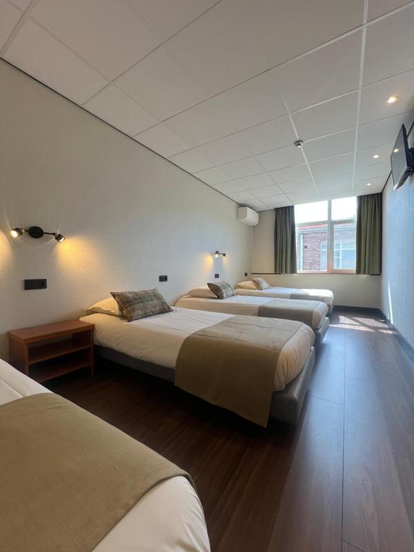 Quadruple Room with Private External Bathroom image 3