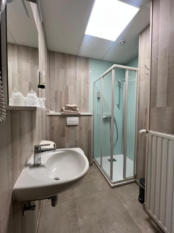 Twin Room image 3