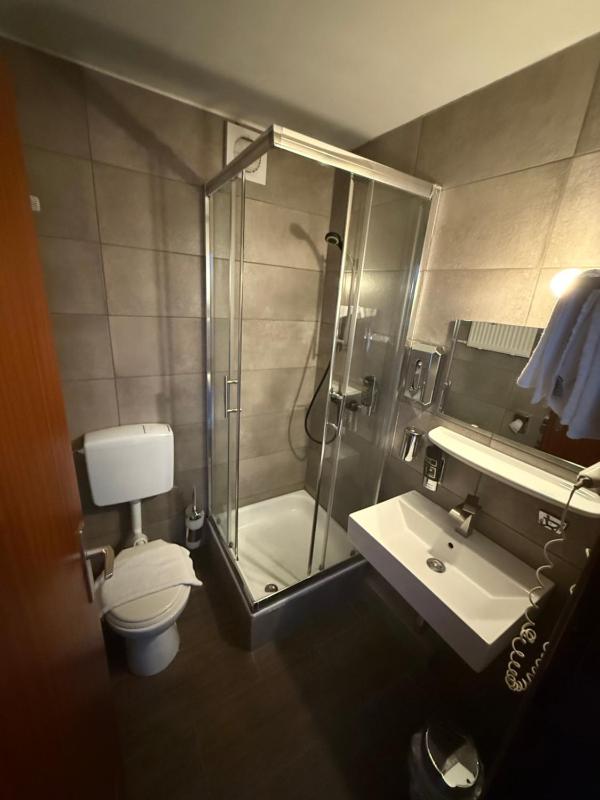Single Room image 3