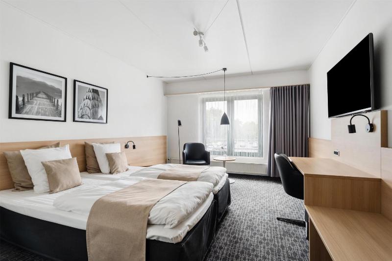 Standard Twin Room image 1