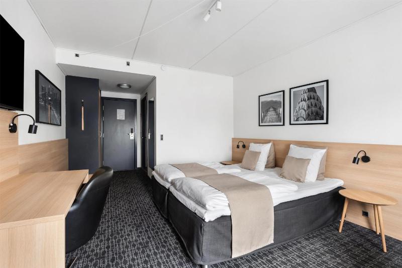 Standard Twin Room image 3