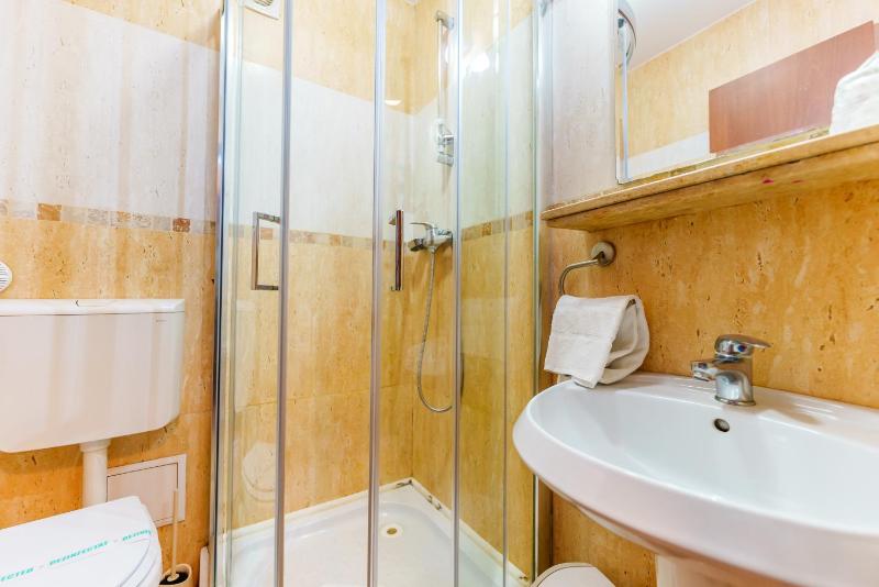 Single Room image 3