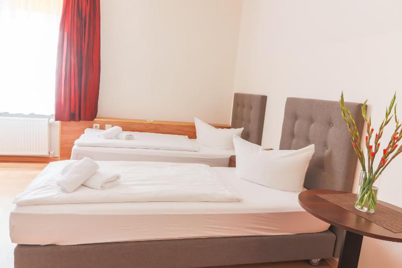 Twin Room image 1