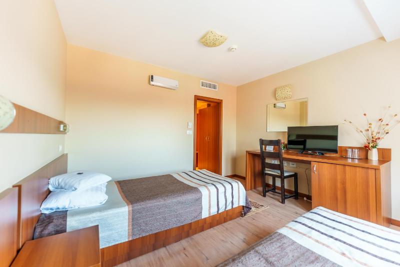 Twin Room image 4