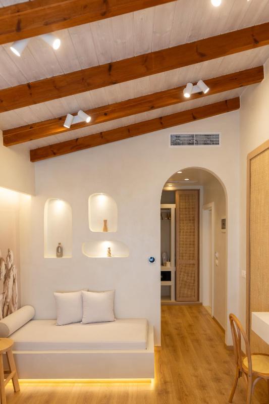 Deluxe Double Room with Balcony and Sea View image 4