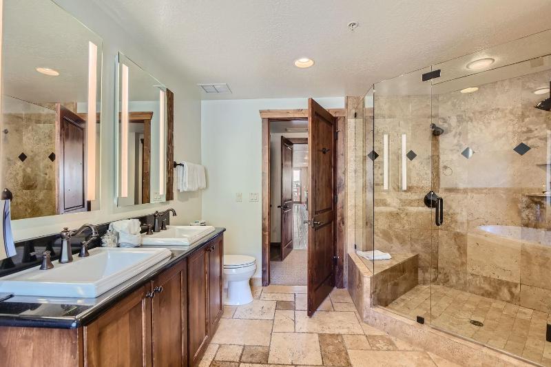 Park City Lux Dream Ski-In Out at Canyons Village! 521H by SkyRun Park City - image 11
