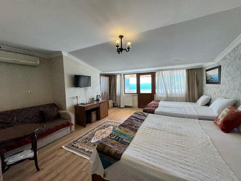 Quadruple Room with Sea View image 2