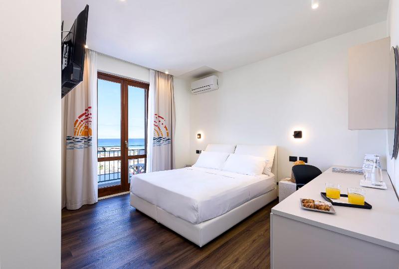 Double Room with Sea View image 1
