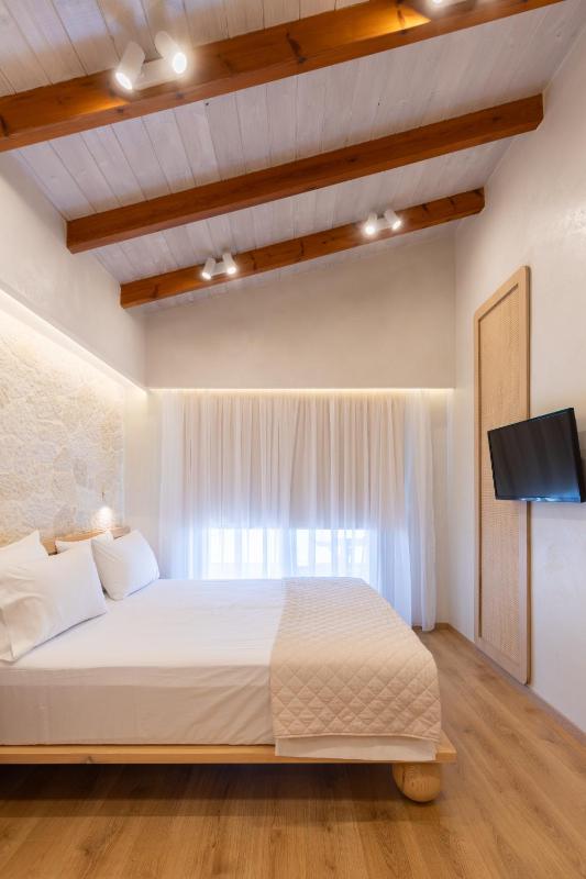 Deluxe Double Room with Balcony and Sea View image 1