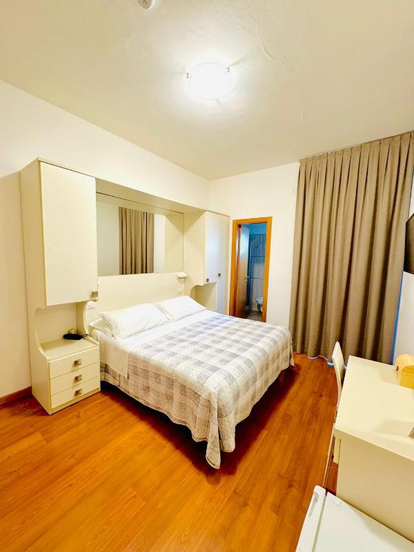 Double Room image 2