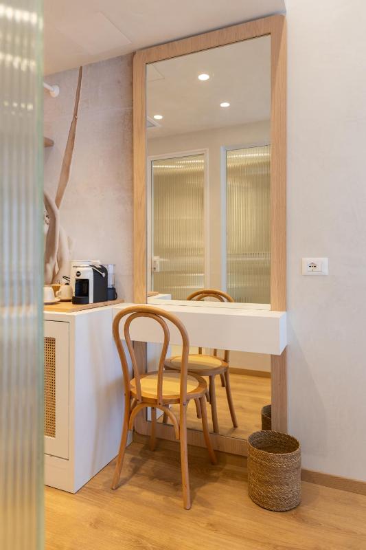 Deluxe Double Room with Balcony and Sea View image 4