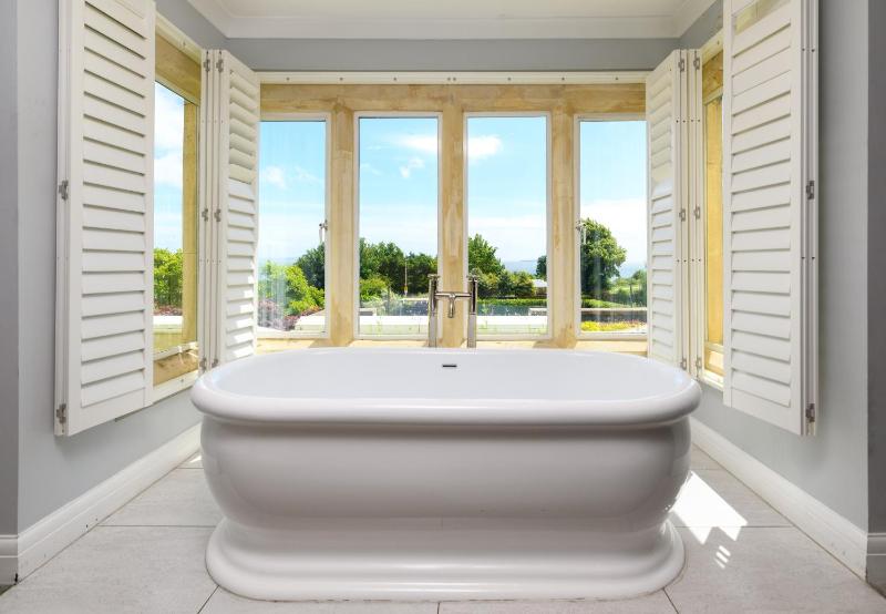 Deluxe Suite with Sea View image 3