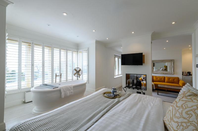 Deluxe Suite with Sea View image 4