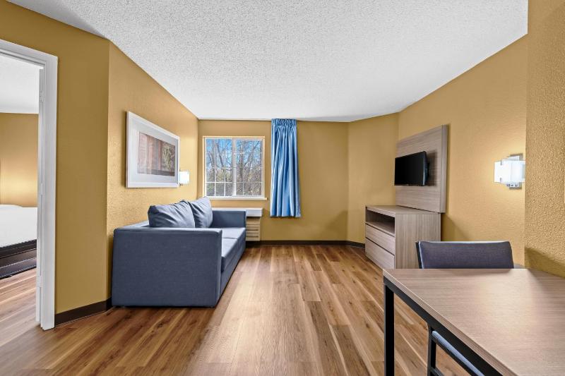 Queen Suite with Sofa Bed - Non-Smoking image 2
