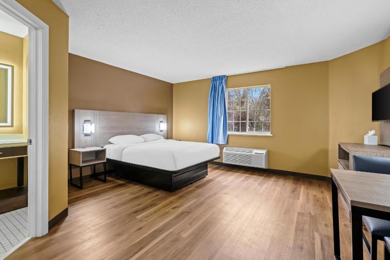 Queen Room with Accessible Tub - Accessible/Non Smoking image 4