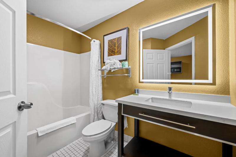 Standard Queen Room - Non-Smoking image 2