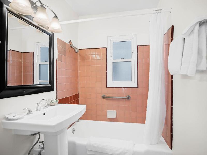 Deluxe Triple Room image 2