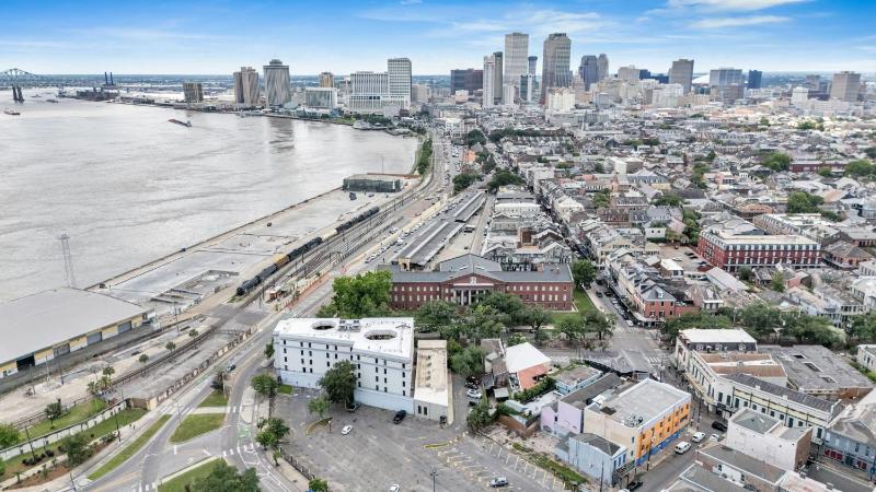 Chic Getaway Across From French Quarter - image 15