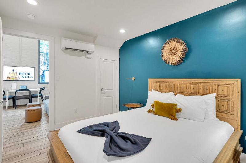 Chic Getaway Across From French Quarter - image 5
