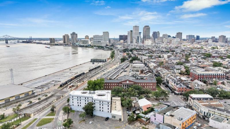 Chic Getaway Across From French Quarter - image 2