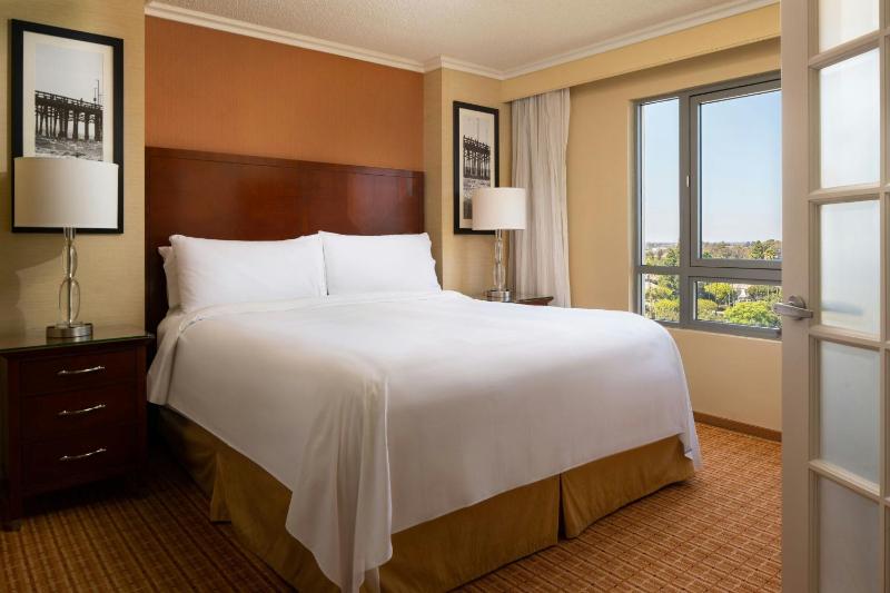 One-Bedroom King Suite with Sofa Bed and Balcony image 3