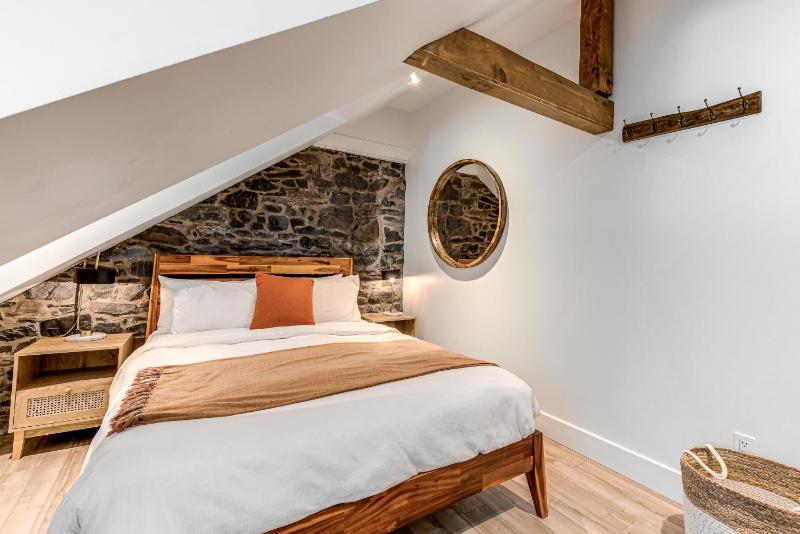 North House - Gorgeous 3 Bedroom 2-floor Old Quebec Townhouse - image 14