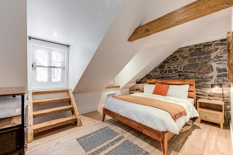 North House - Gorgeous 3 Bedroom 2-floor Old Quebec Townhouse - image 8