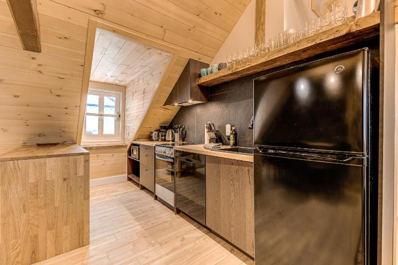 North House - Gorgeous 3 Bedroom 2-floor Old Quebec Townhouse - image 12